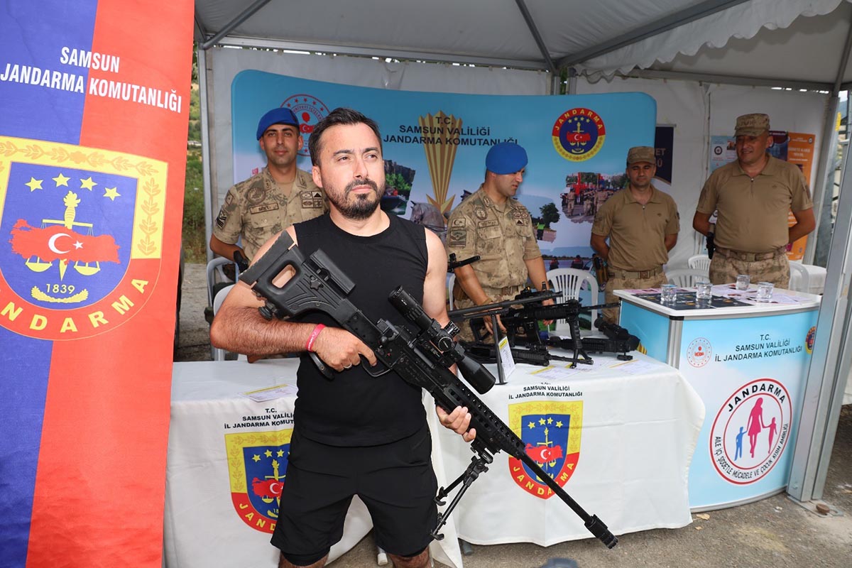 kapikayafestte-jandarma-standina-yogun-ilgi1.jpg