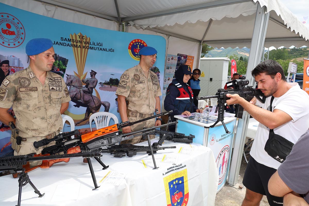 kapikayafestte-jandarma-standina-yogun-ilgi2.jpg
