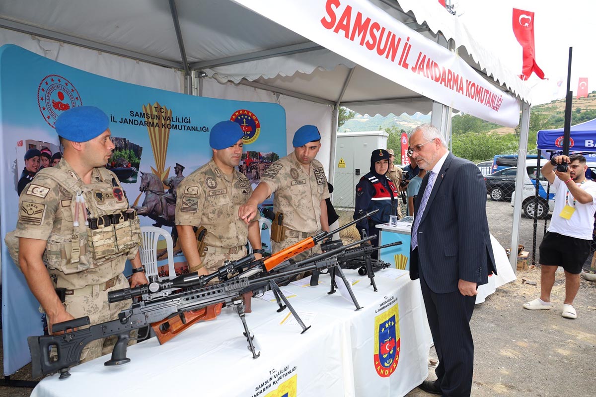 kapikayafestte-jandarma-standina-yogun-ilgi3.jpg