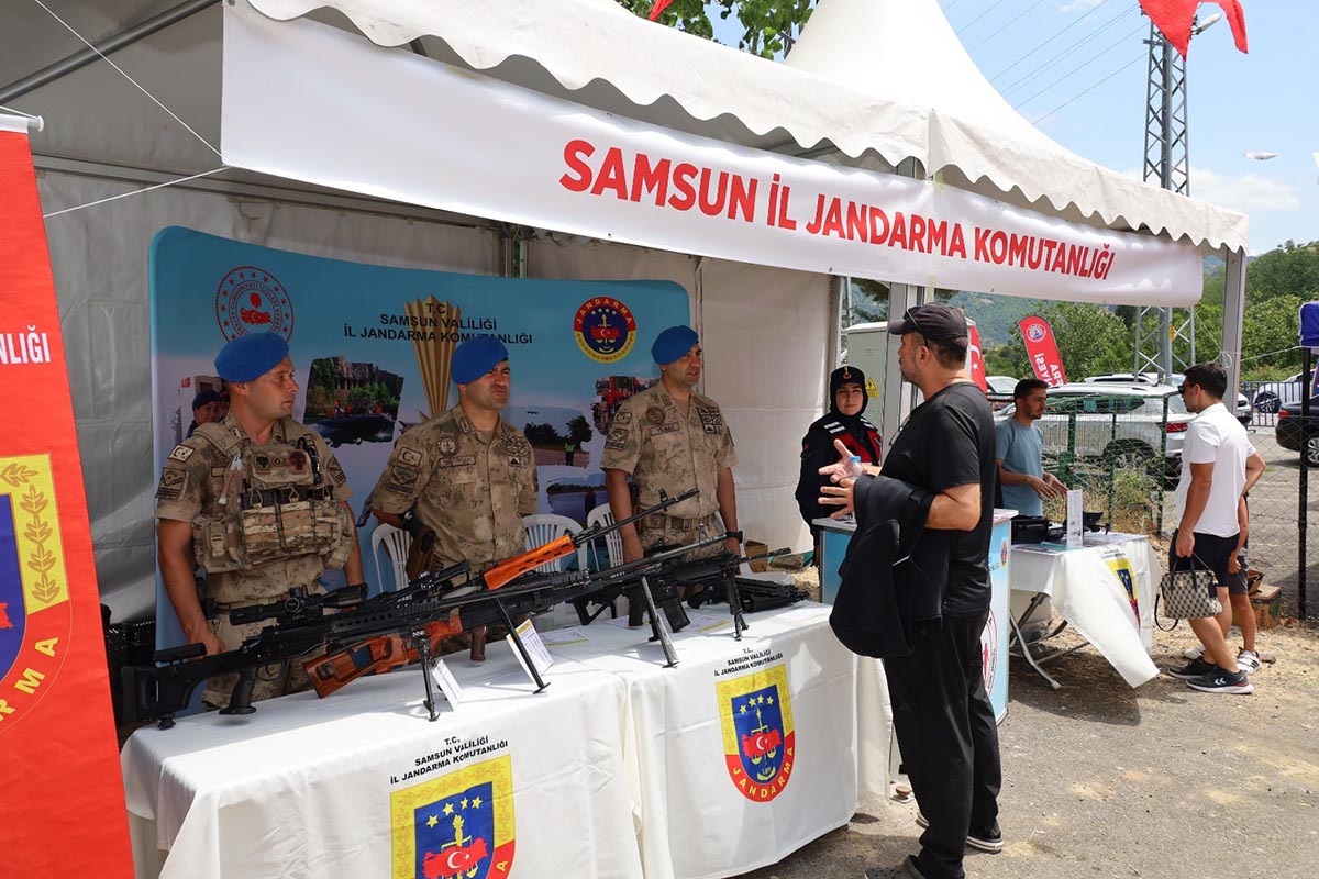 kapikayafestte-jandarma-standina-yogun-ilgi4.jpg