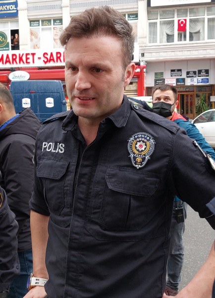 kari-kocayi-saldirganin-bilegini-isirarak-kurtaran-polis-ayin-polisi-secildi.jpg