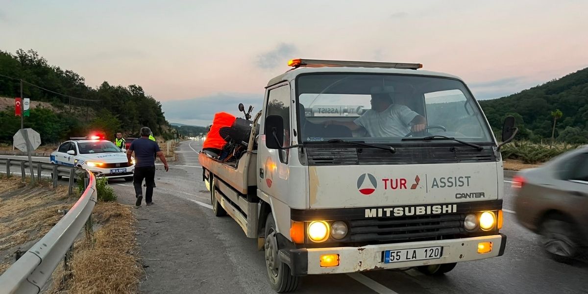 kavakta-kopege-carpan-motosiklet-devrildi-2-yarali.jpg