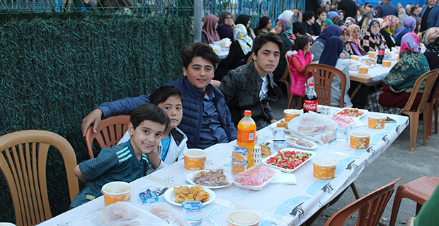 kaya-ailesinden-bafrada-anlamli-iftar-yemegi-1.jpg