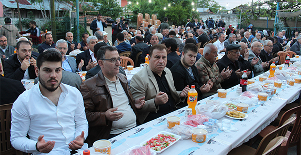 kaya-ailesinden-bafrada-anlamli-iftar-yemegi-14.jpg