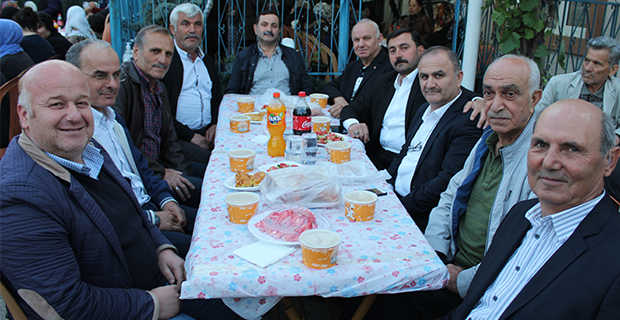 kaya-ailesinden-bafrada-anlamli-iftar-yemegi-7.jpg