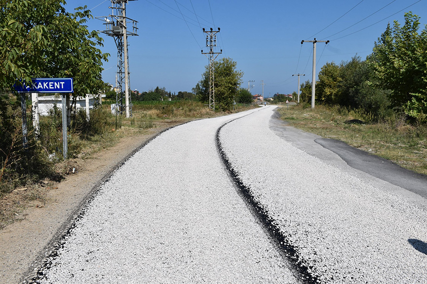 kayali-mutafli-grup-yolunda-satih-asfalt-calismalari-devam-ediyor-2.jpg