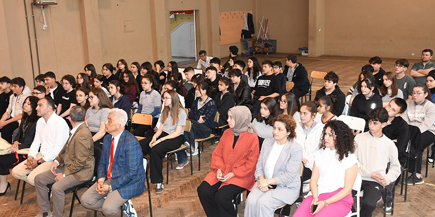 kaymakam-kayabasi-ogrencilerle-kariyer-gunlerinde-bulustu-1.jpg
