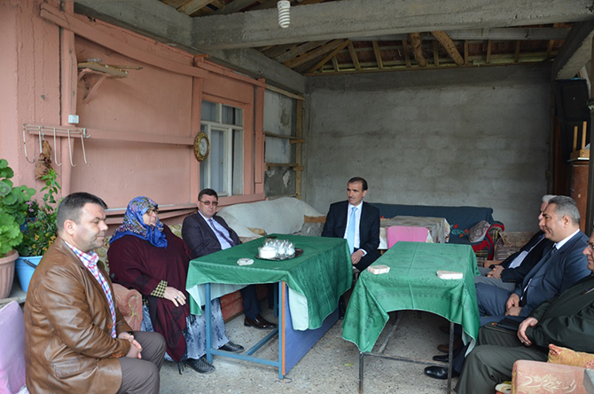 kaymakamdan-sehit-ailesine-ziyaret-3.jpg