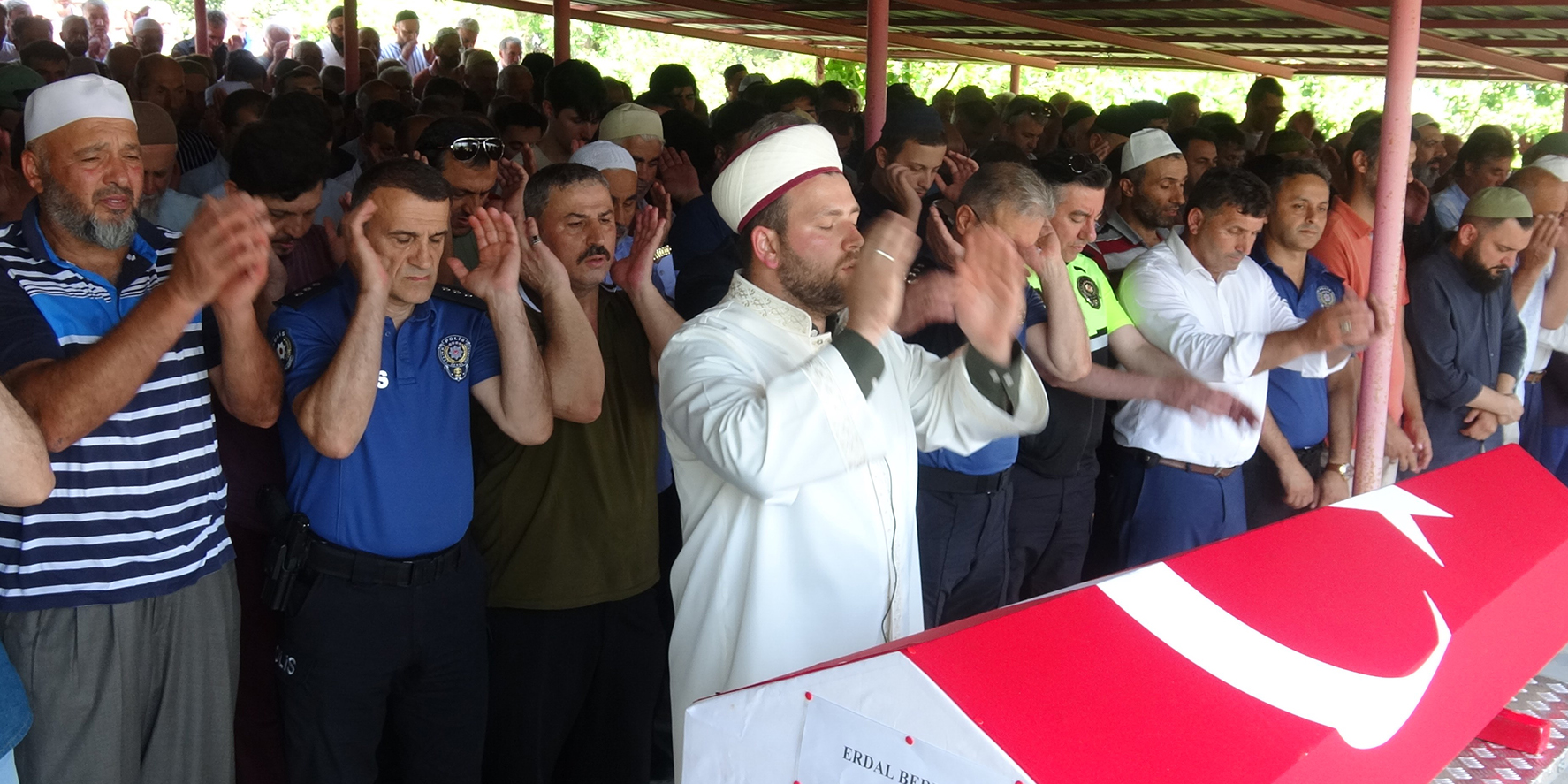 kazada-hayatini-kaybeden-emekli-komiser-son-yolculuguna-ugurlandi-1.jpg