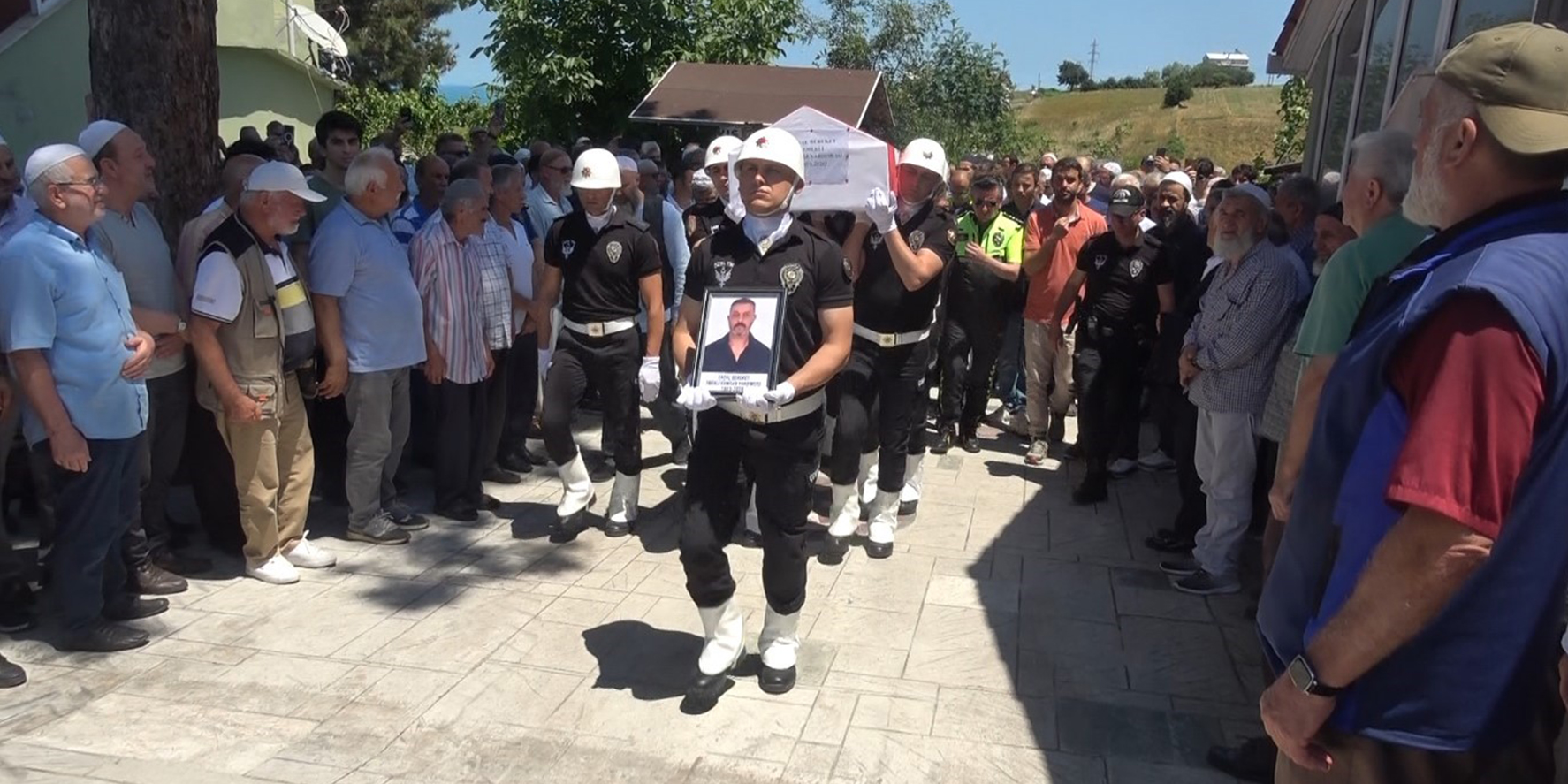 kazada-hayatini-kaybeden-emekli-komiser-son-yolculuguna-ugurlandi-2.jpg