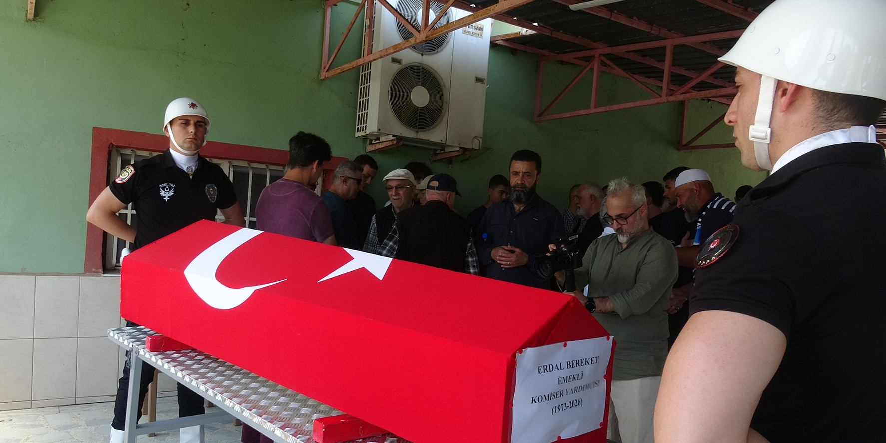kazada-hayatini-kaybeden-emekli-komiser-son-yolculuguna-ugurlandi-4.jpg