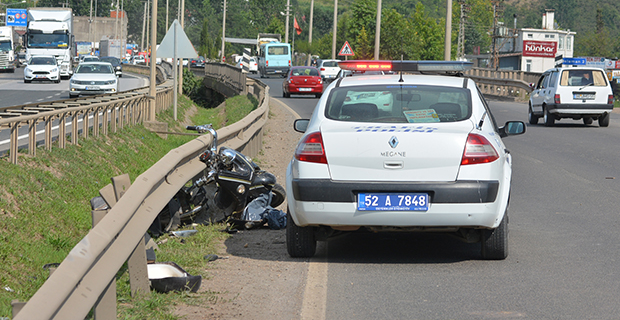 kazaya-giden-polis-araci-motosikletle-carpisti2.jpg