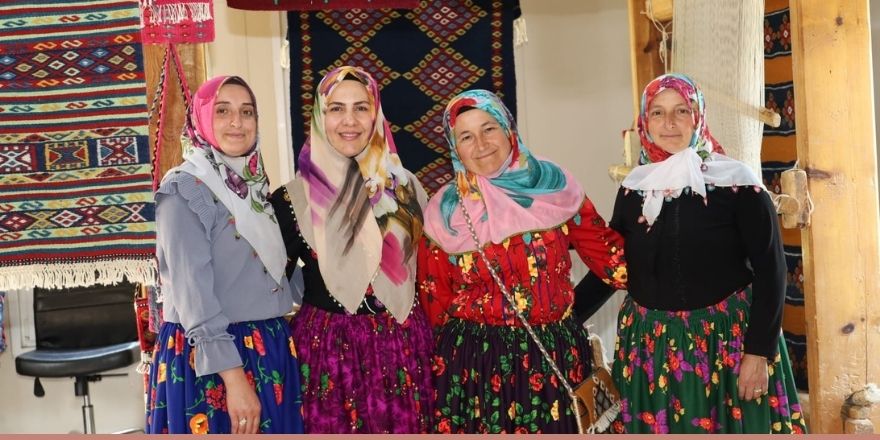 koyde-kurulan-tezgahta-gelecek-dokunuyor.jpg