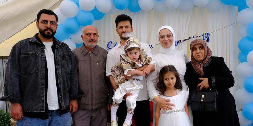 kurt-ailesinin-mutlu-gunu-kutay-erkeklige-ilk-adimini-atti-2.jpg