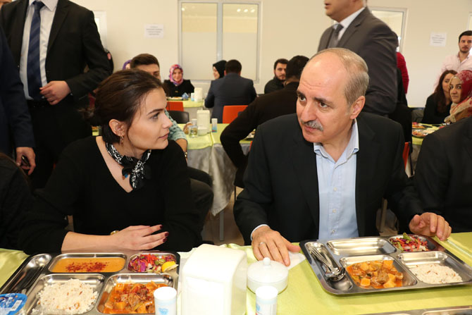 kurtulmus-universite-ogrencileriyle-birlikte-yemek-yedi_8352_dhaphoto5.jpg