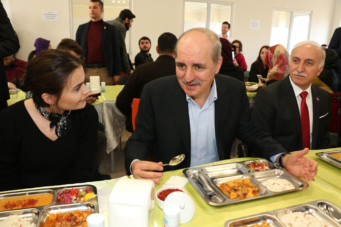 kurtulmus-universite-ogrencileriyle-birlikte-yemek-yedi_8352_dhaphoto6.jpg