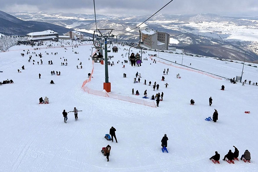 ladik-akdag-kayak-merkezi-somestirde-ziyaretci-akinina-ugradi-3.jpg