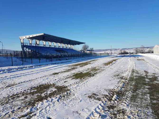 ladik-belediyespor-saha-temizligi-02.02.2017-(2).jpg