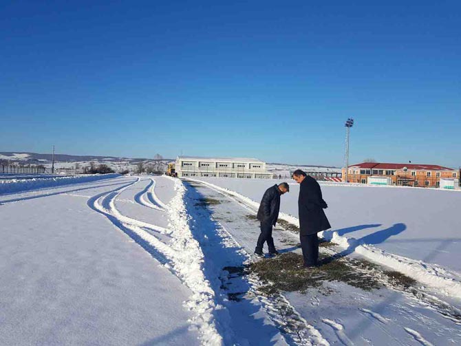 ladik-belediyespor-saha-temizligi-02.02.2017-(4).jpg