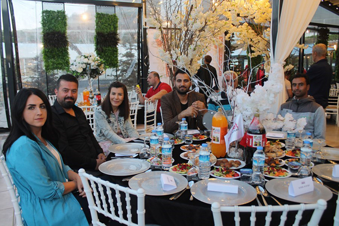 lovelet-ailesi-iftar-yemeginde-6.jpg