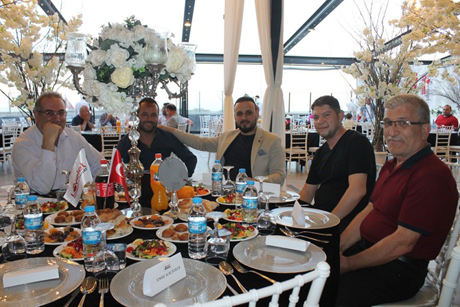 lovelet-ailesi-iftar-yemeginde-8.jpg