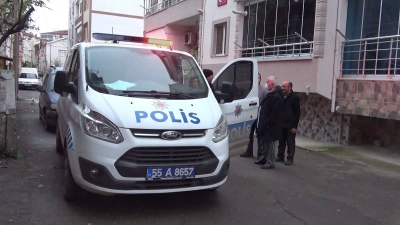 mahsur-kalan-kedi-icin-polis-ve-itfaiye-ekipleri-seferber-oldu.jpg