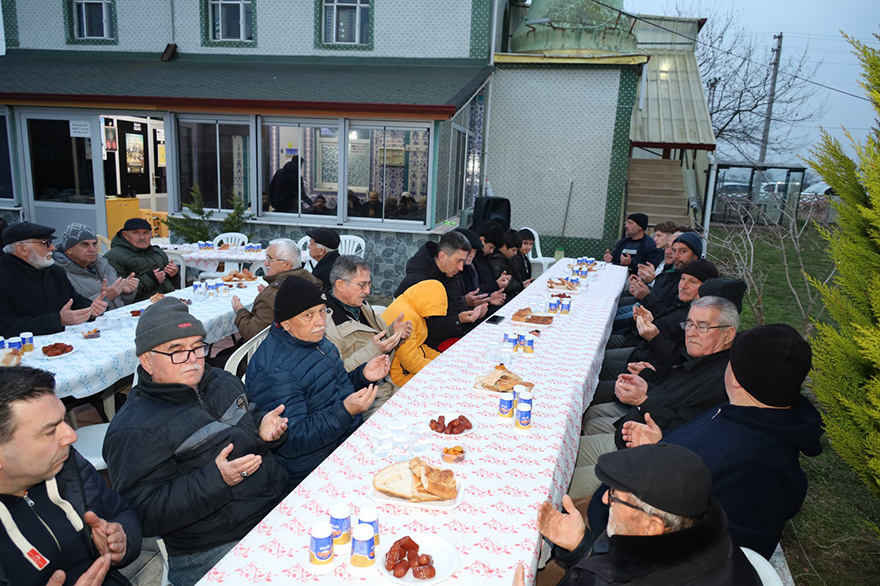 mengenler-camiinde-geleneksel-iftar-sofrasi-kadir-gecesinde-bulustu-2.jpeg