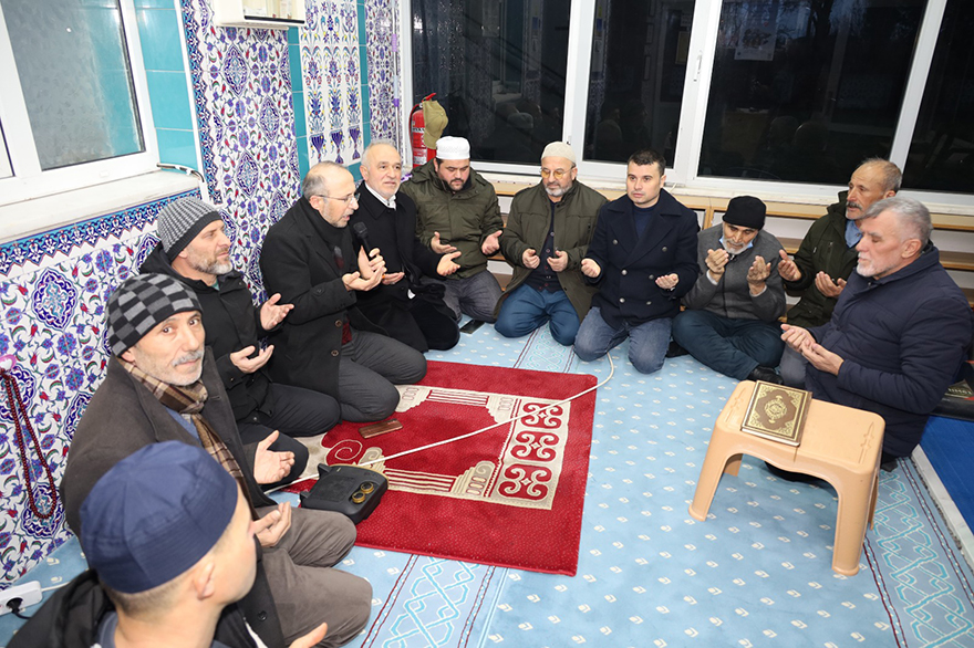 mengenler-camiinde-geleneksel-iftar-sofrasi-kadir-gecesinde-bulustu-3.jpeg