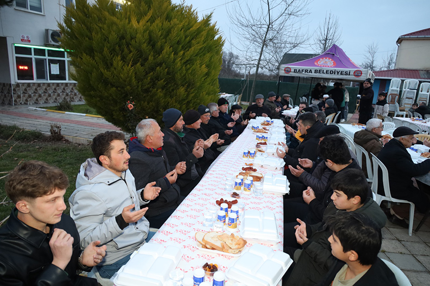 mengenler-camiinde-geleneksel-iftar-sofrasi-kadir-gecesinde-bulustu-4.jpeg