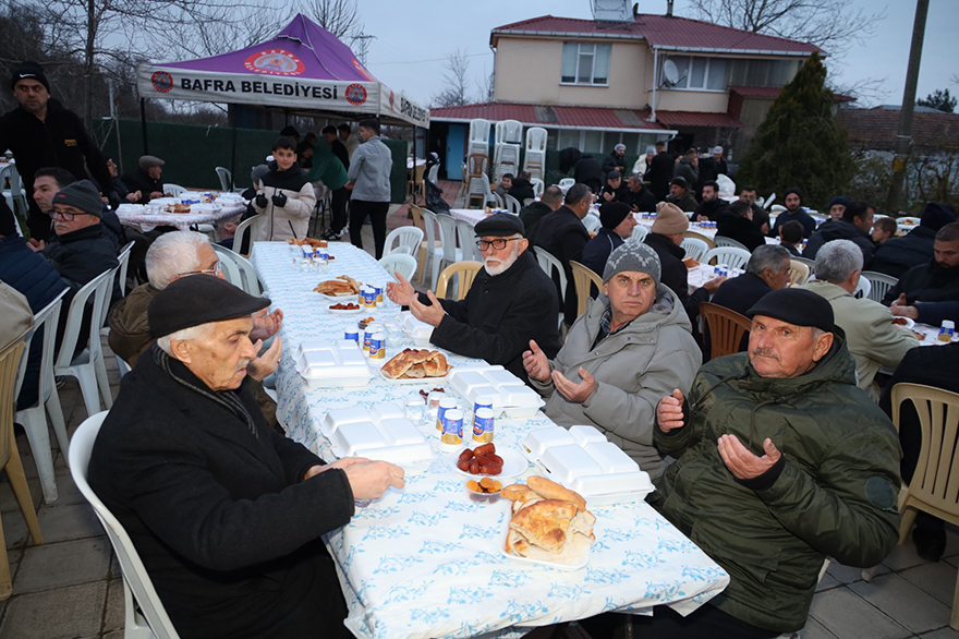 mengenler-camiinde-geleneksel-iftar-sofrasi-kadir-gecesinde-bulustu-5.jpeg