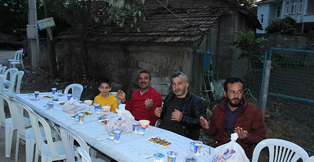 mete-ailesinden-bafrada-anlamli-iftar-3-002.jpg