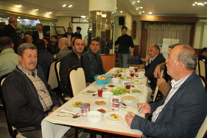 mhp-bafra-ilce-teskilati-adem-acarin-iftar-yemegine-katilim-sagladi-1.jpg