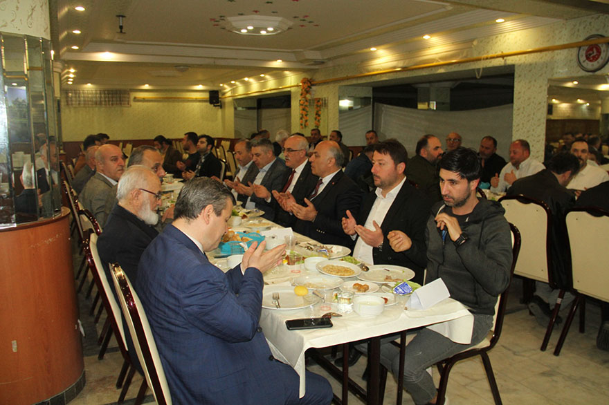 mhp-bafra-ilce-teskilati-adem-acarin-iftar-yemegine-katilim-sagladi-4.jpg