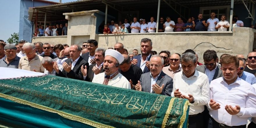 mhp-samsun-il-baskani-burhan-mucurun-annesi-duriye-mucur-dualarla-defnedildi-a.jpg