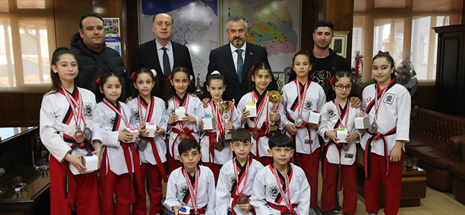 minik-taekwondocular-basarilarini-baskan-kilicla-paylasti.jpg