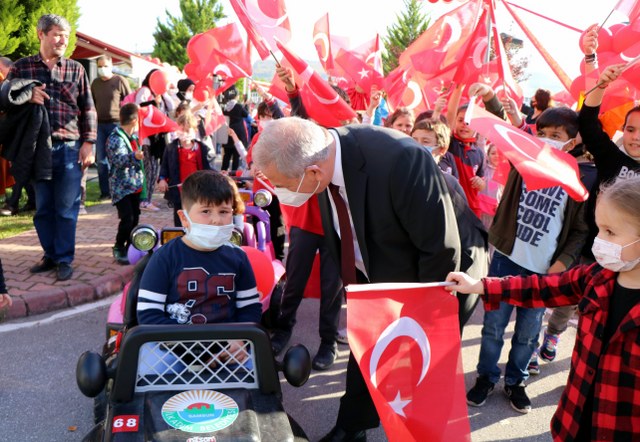 minikler-eglenerek-trafik-kurallarini-ogreniyor.jpg