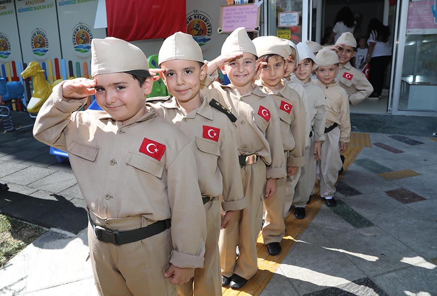 miniklerin-zafer-bayrami-coskusu-2.jpg