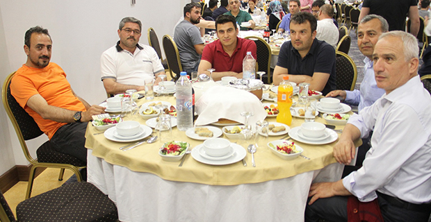 moda-konut-insaat-iftar-yemegi-verdi-1.jpg
