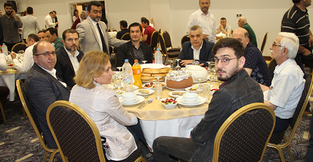 moda-konut-insaat-iftar-yemegi-verdi-11.jpg