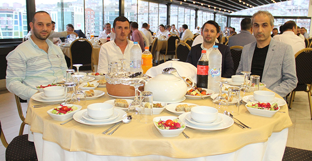 moda-konut-insaat-iftar-yemegi-verdi-12.jpg