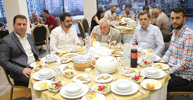 moda-konut-insaat-iftar-yemegi-verdi-2.jpg