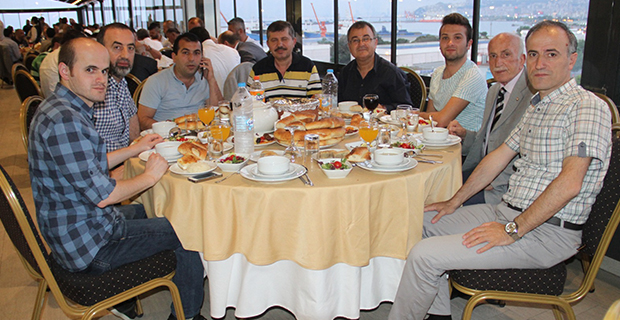 moda-konut-insaat-iftar-yemegi-verdi-3.jpg