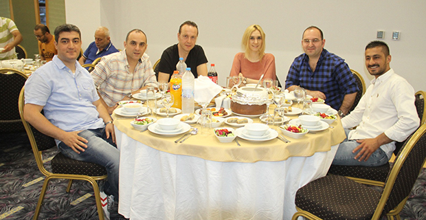 moda-konut-insaat-iftar-yemegi-verdi-8.jpg
