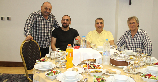 moda-konut-insaat-iftar-yemegi-verdi-9.jpg