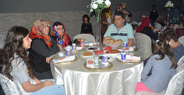 modasen-iftar-programinda-bulustu-2.jpg