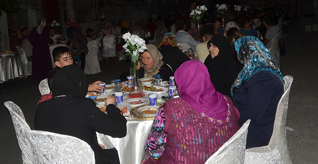 modasen-iftar-programinda-bulustu-4.jpg