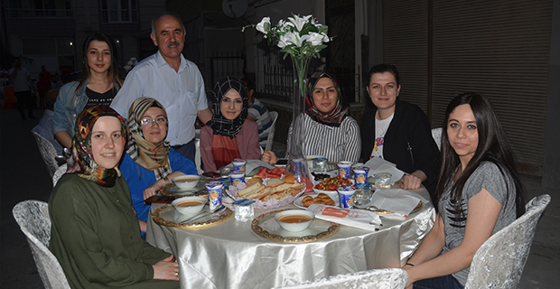 modasen-iftar-programinda-bulustu-5.jpg