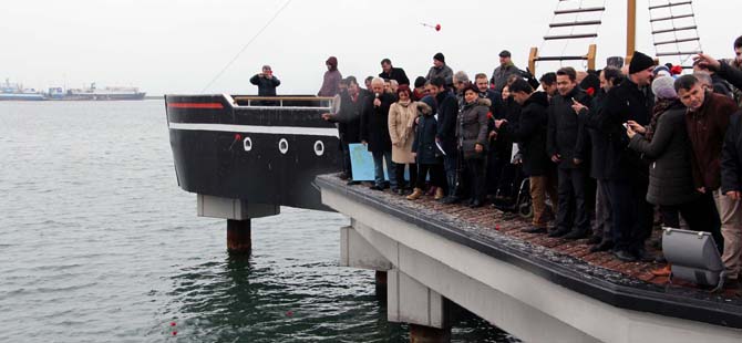 mubadiller-denize-karanfil-birakma-gelenegini-devam-ettirdiler.jpg