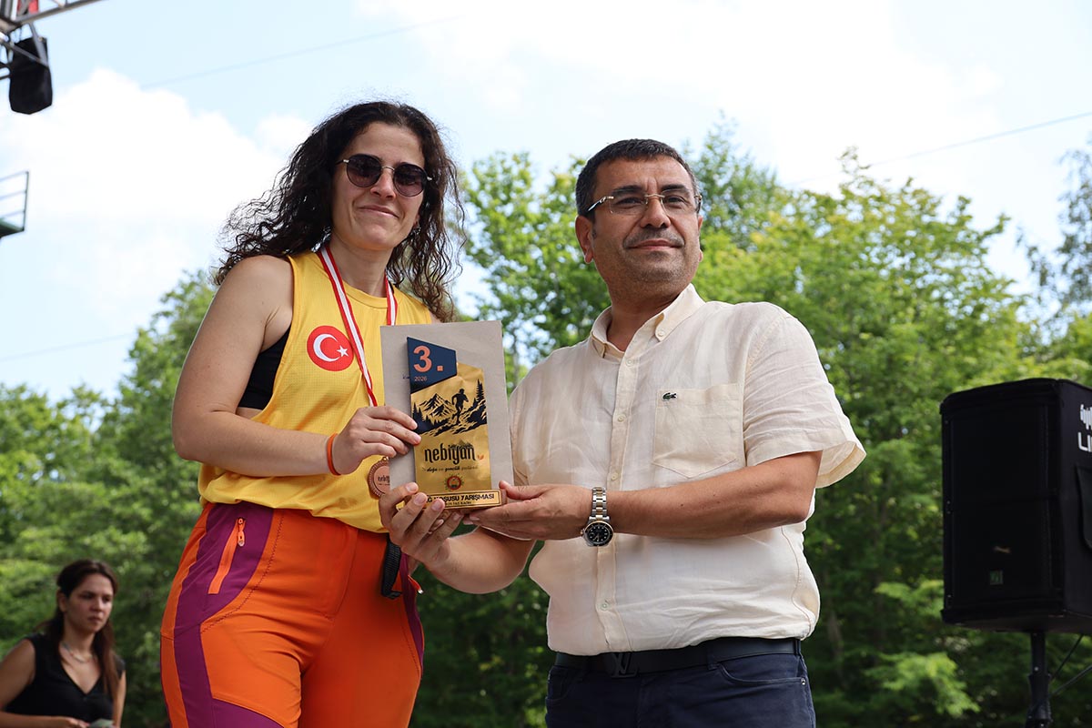 nebiyanfestte-zirveye-kostular-odullerini-aldilar-005.JPG