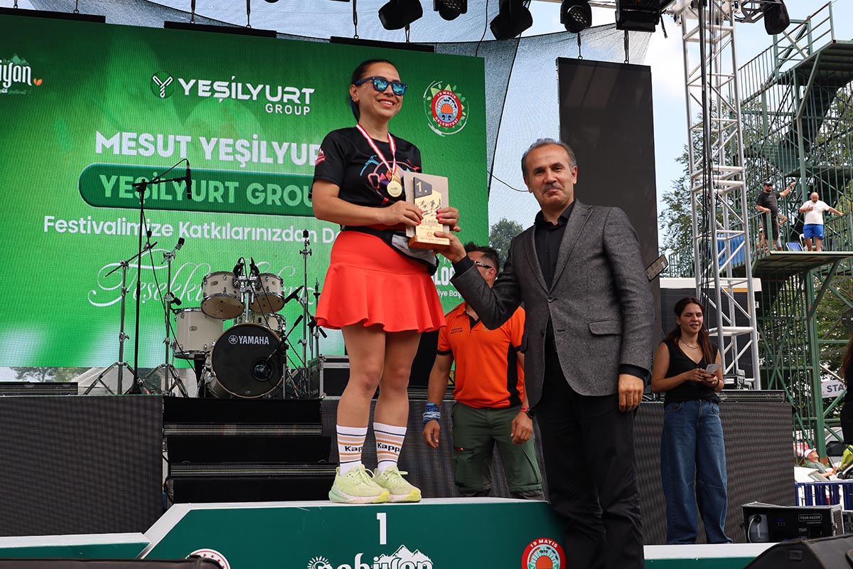 nebiyanfestte-zirveye-kostular-odullerini-aldilar-006.JPG
